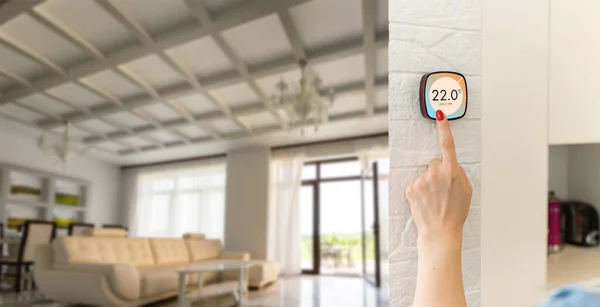 Die Temperatur Auf Modernen Thermostaten Programmable Nest Thermostat — Stockfoto