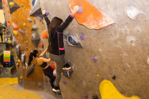 Petite Fille Escalade Libre Sur Mur Artificiel Dans Salle Gym — Photo
