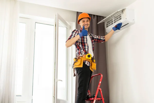 現代のエアコンを屋内で維持するプロの技術者 高品質の写真 — ストック写真