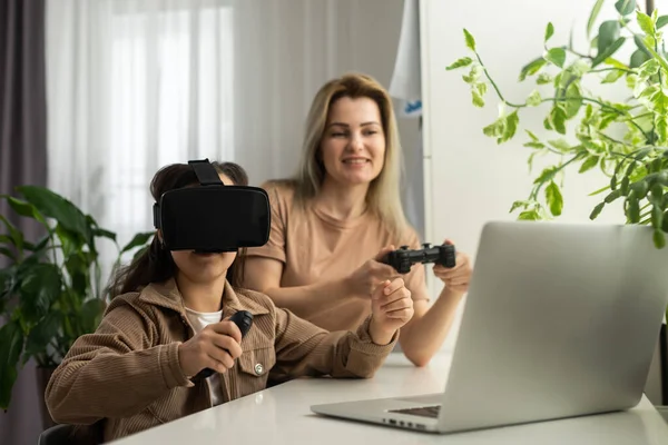 Famiglia Tecnologia Concetto Realtà Virtuale Madre Figlia Occhiali Giocare Casa — Foto Stock