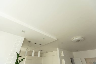 İnşaat alanındaki evin alçıtaşı tavanı. Yüksek kalite fotoğraf