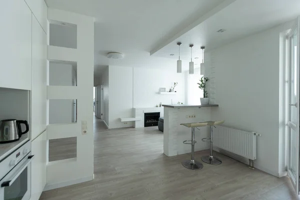 Zeitgenössisches Wohnzimmer Mit Offenem Blick Auf Die Esszimmerküche Und Einen — Stockfoto