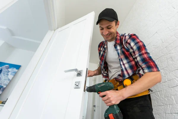 Carpenter Repairing Door Lock Installing Door Handle High Quality Photo — Stock Photo, Image