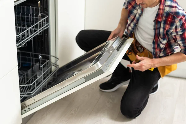 男性技術者は デジタルマルチメータで食器洗い機を検査します 高品質の写真 — ストック写真