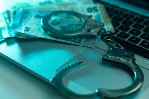 現金通貨欧州ユーロを背景にした金属製の手錠 贈賄や犯罪資金の概念 高品質の写真 — ストック写真