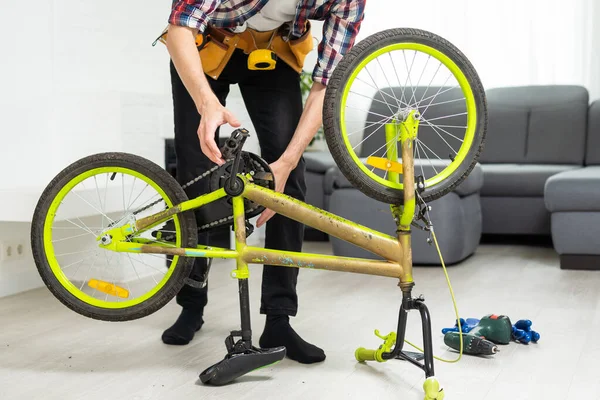 Hombre Comprueba Presión Los Neumáticos Bicicleta Tienda Bicicletas Foto Alta — Foto de Stock