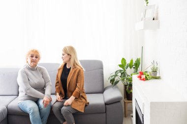 Genç bir kadın ve anne evde birlikte vakit geçiriyorlar.