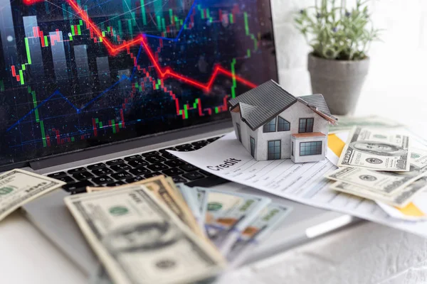 下に矢印とお金で家 不動産の下落市場価格 — ストック写真