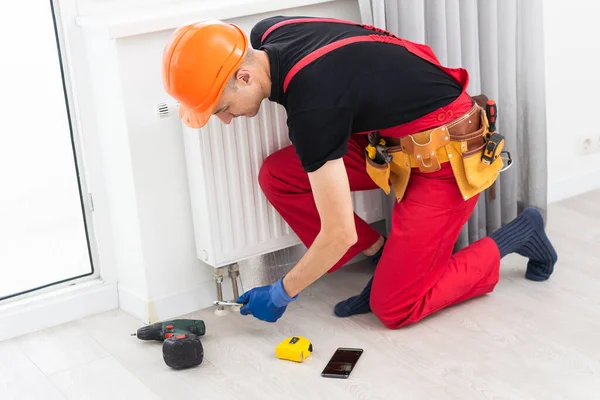 Central Heating Mechanic Handyman Fixing Home Radiator Gas Crisis Seasonal — Stock Photo, Image