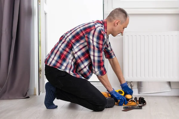 家庭用ラジエーター ガス危機と季節の問題を修正する中央加熱機械工と便利屋 高品質の写真 — ストック写真