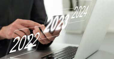 Enflasyon, durgunluk, durgunluk, ekonomik durgunluk ve 2024 mali tablosu yüzünden ekonomik düzelme. Sanal ekranda gelecekteki büyümenin grafiğini gösteren işadamı.