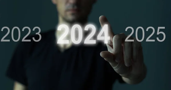 一个男人触摸虚拟屏幕2024 商业新年的概念 欢迎来到2024年的概念 — 图库照片