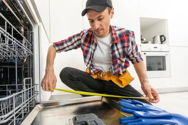 Arbeiter Mit Einem Schraubenzieher Die Spülmaschine Hause Reparieren Lagerfoto Hochwertiges — Stockfoto