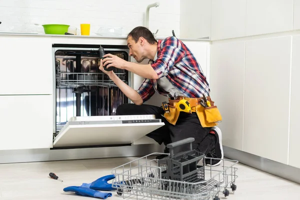 Arbeiter Reparieren Die Spülmaschine Der Küche Hochwertiges Foto — Stockfoto