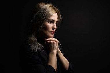 Sevimli güzel kız dua ederken ellerini kavuşturdu. Bir kadın Tanrı 'dan yardım ister..