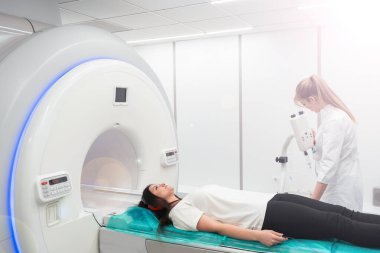 Modern hastane laboratuvarında tıbbi tomografi ya da MRI taraması. Radyografi bölümünün içi. Beyaz odada teknolojik olarak gelişmiş ekipmanlar var. Manyetik rezonans tanılama makinesi.