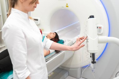 Kadın hasta MRI - manyetik rezonans görüntüleme hastanede. Tıbbi malzeme ve sağlık.