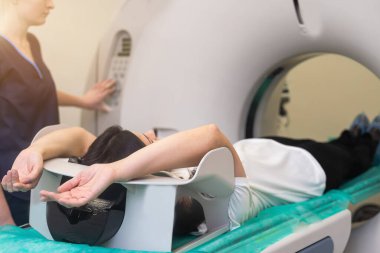 Doktor kadın hasta stok fotoğraf için bilgisayarlı tomografi yapıyor. Tıp tanı kavramı.