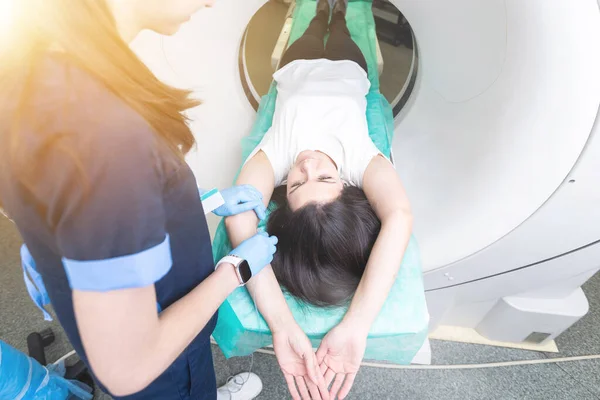 女性骨盆和硬组织的计算机断层扫描 Ct扫描治疗组织疾病 少女器官的专业诊断 — 图库照片