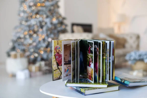 Fotoalbum Unter Dem Weihnachtsbaum Umgeben Von Weihnachtsgeschenken — Stockfoto