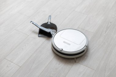 Ahşap kaplamalı elektrikli süpürge akıllı temizlik teknolojisi. Yüksek kalite fotoğraf