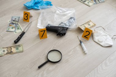 Yerde bıçak ve şarjörlü kanıt işaretleri var. Kaza ve cinayet mahalli konsepti. Polis ve hırsızlık teması. Yüksek kalite fotoğraf