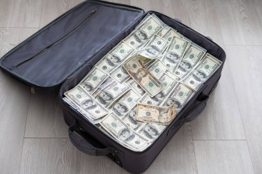 Bir milyon dolarlık banknotlarla dolu bavulu aç. Yüksek kalite fotoğraf