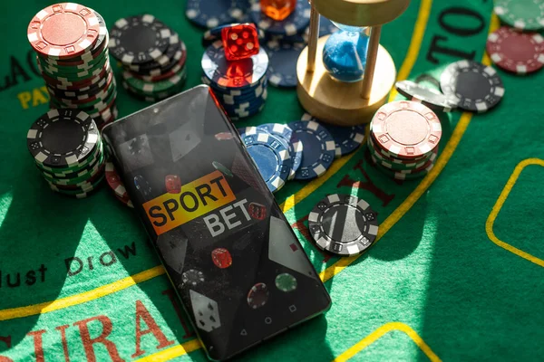 Pelikortit Noppaa Pelimerkkejä Ylhäältä Vihreä Pokeripöydässä Laadukas Kuva — kuvapankkivalokuva