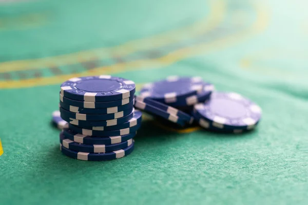 ポーカーは カジノの緑のテーブルでカードとドル紙幣でチップを再生します オンラインギャンブル テキサスだ 高品質の写真 — ストック写真
