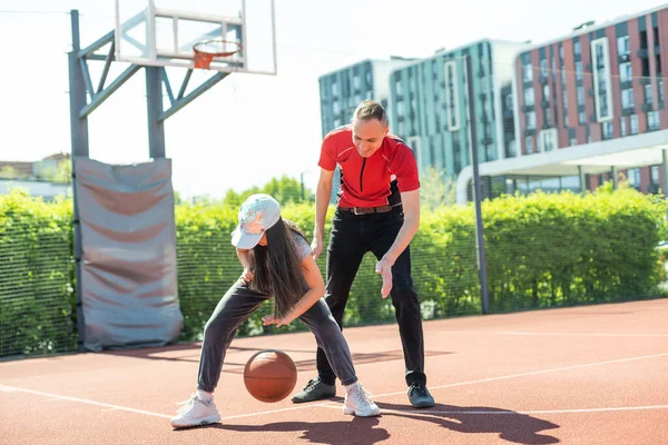 Vater Und Tochter Spielen Gemeinsam Basketball Auf Spielplatz — Stockfoto