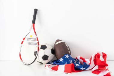 Beyzbol, futbol, futbol, futbol ve Amerikan bayrağında balık tutmak için çeşitli spor ekipmanları. Yüksek kalite fotoğraf