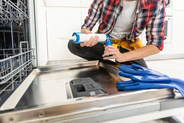Один Ремонтник Устраняет Неисправность Посудомоечной Машине Высокое Качество Фото — стоковое фото