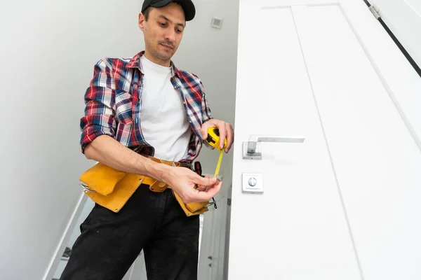 Construction Worker Working Doorframe House High Quality Photo — Stock Photo, Image