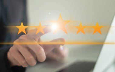 Müşteri hizmetleri, ISO ve kalite standart sertifika konseptinden sonra mükemmel değerlendirme için parlayan beş yıldızlı bir iş adamı. Yüksek kalite fotoğraf