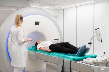 Modern hastane laboratuvarında tıbbi tomografi ya da MRI taraması. Radyografi bölümünün içi. Beyaz odada teknolojik olarak gelişmiş ekipmanlar var. Manyetik rezonans tanılama makinesi.