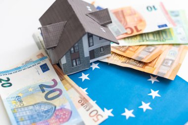 Model ev hesap makinesi euro notları ve planların üzerindeki bozuk paralar, inşaat planları. Yüksek kalite fotoğraf