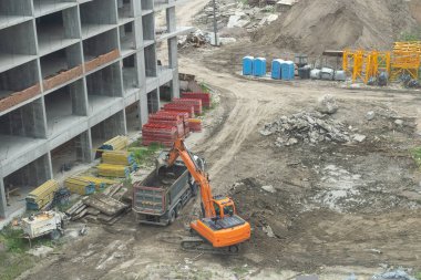 Terk edilmiş binaları kesmek için kullanılan hidrolik makas, inşaat alanındaki vinç kesim kulesindeki hidrolik makas. Yüksek kalite fotoğraf