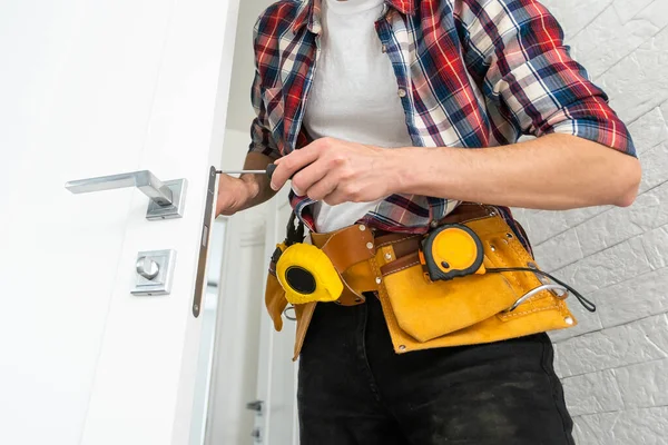 Repairman Repairing Door Knob Interior Door High Quality Photo — Stock Photo, Image