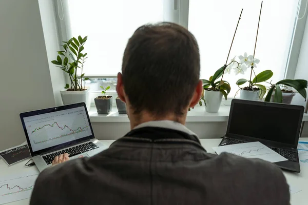 Rückenansicht Eines Aktienhändlers Mit Erhobenen Händen Der Auf Mehrere Computerbildschirme — Stockfoto