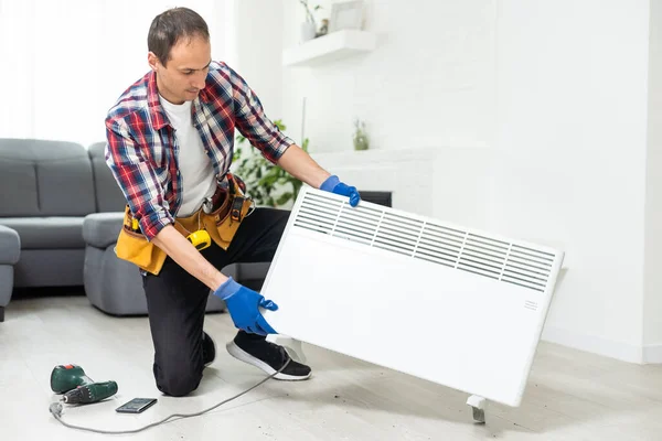 Kvalitetshjälp Handyman Använder Rörtång När Han Reparerar Kylarbatteriet Rummet Uppvärmning — Stockfoto