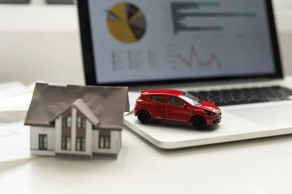 Auto Huis Miniatuur Auto Huis Witte Achtergrond Hoge Kwaliteit Foto — Stockfoto