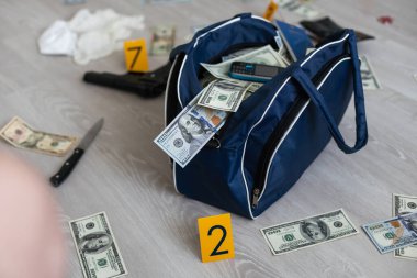 Ceza soruşturması biriminde para dolu siyah çanta, kavramsal görüntü. Yüksek kalite fotoğraf