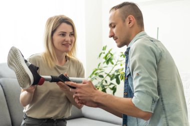 Modern Hastane Fizik Terapisi: Gelişmiş Robot Bacakları Giyen Engelli Hastaya Yardım Ediyor. Fizyoterapi rehabilitasyon teknolojisi. Yüksek kalite fotoğraf