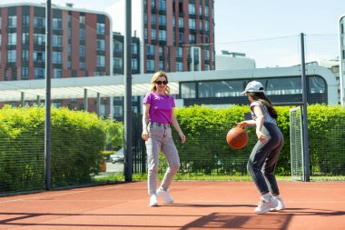 Anne ve kızı basketbol oynarken.