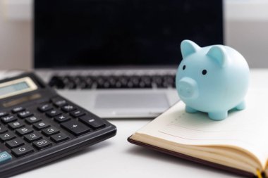 Piggy Bank Laptop ile para çevrimiçi veya internet iş kavramları yapmak anlamına gelir.