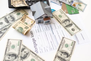 Küçük oyuncak evi para üzerine kuruludur, banka formu.