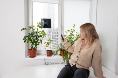 Pencereleri temizleyen kadın robot temizleyicisiyle