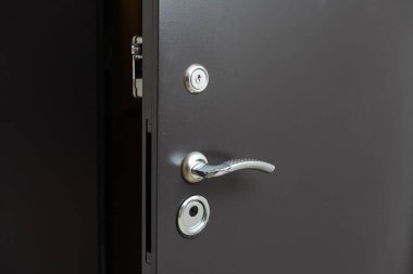 Kapı kolu iç. Topuz yakın çekim öğeleri. Açık ve kapalı hafif ahşap kapı iç modern tarzda. Kapı kolu, bağlantı parçaları, iç tasarım için. Ev daire iç.