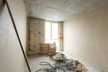 Apartman onarımı için aletler, apartmandaki duvarlar yapım aşamasında, tadilat, yenileme, uzatma, restorasyon ve yeniden yapılanma