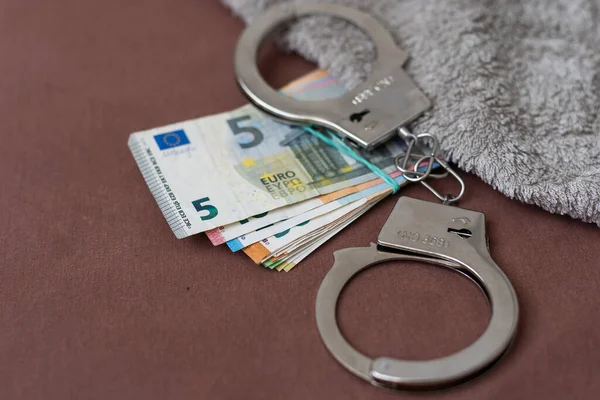 Menottes Police Repose Sur Ensemble Coupures Monétaires Vertes 100 Euros — Photo